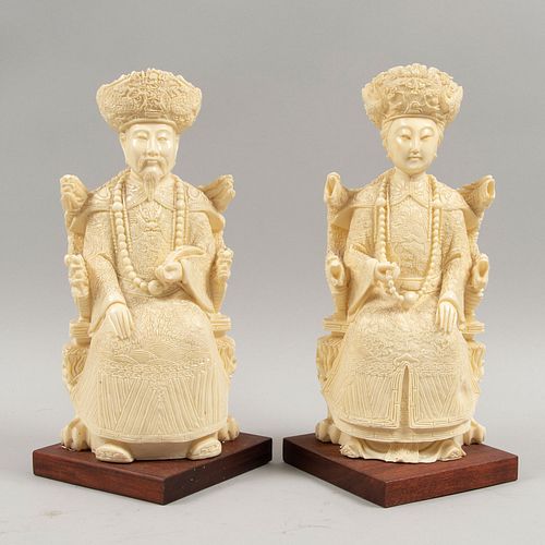 Pareja de emperadores. Origen oriental. Siglo XX. Elaborados en resina imitacion marfil. Con bases de madera.