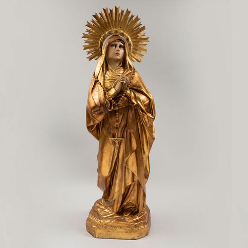 Virgen  Siglo XX. Elaborada en escayola moldeada y ahuecada. Con ojos de vidrio. Con rompimiento de luz en lámina dorada y rosario.