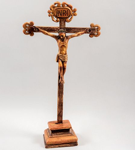 Cristo en la cruz. México, finales siglo XIX. Talla en madera policromada. 56 cm de altura.