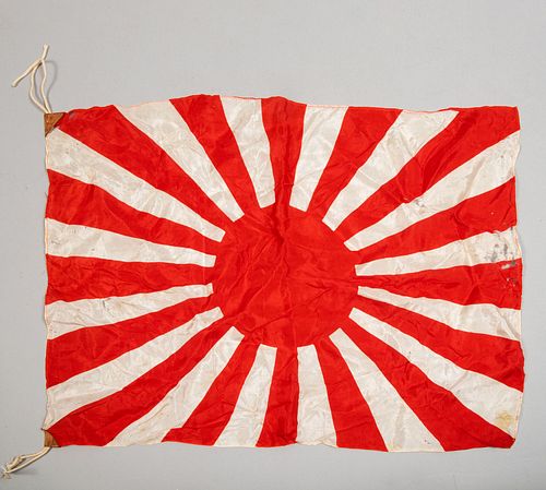 Bandera de guerra del Ejército Imperial Japonés. Ca. 1939. Elaborada en seda con disco solar y 16 rayos rojos.
