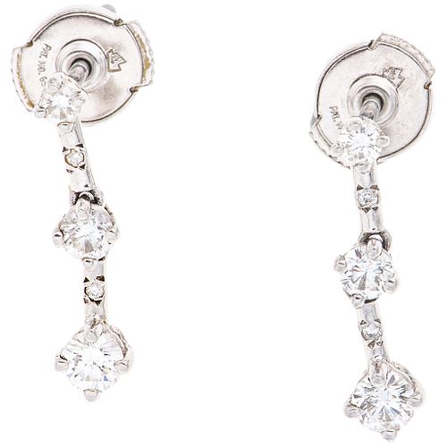 PAIR OF EARRINGS WITH DIAMONDS IN PLATINUM 10 Brilliant cut diamonds ~0.62 ct. Weight: 3.8 g