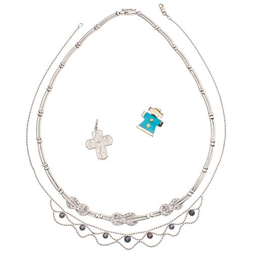 TWO CHOKERS, PENDANT AND CROSS WITH SYNTHETIC PEARLS, RESIN AND SIMULANTS IN 14K WHITE GOLD Weight: 29.6 g