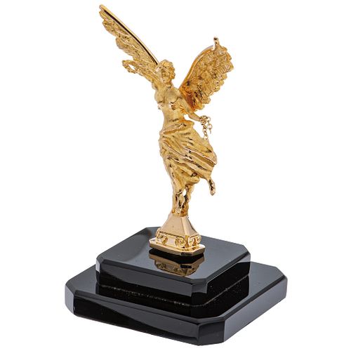 SCULPTURE OF THE ANGEL OF INDEPENDENCE IN 18K YELLOW GOLD ON ONYX BASE Weight of sculpture: 46.5 g. Total weight: 116.4 g