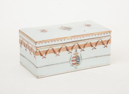 CHINESE EXPORT ARMORIAL PORCELAIN BOX AND COVER