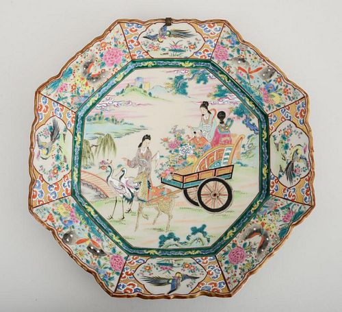 CHINESE FAMILLE ROSE ENAMEL DECORATED OCTAGONAL HANGING PORCELAIN CHARGER