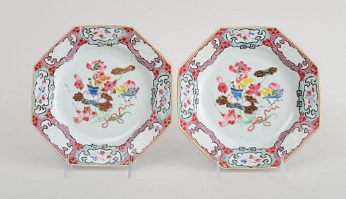PAIR OF CHINESE EXPORT FAMILLE ROSE PORCELAIN OCTAGONAL PLATES