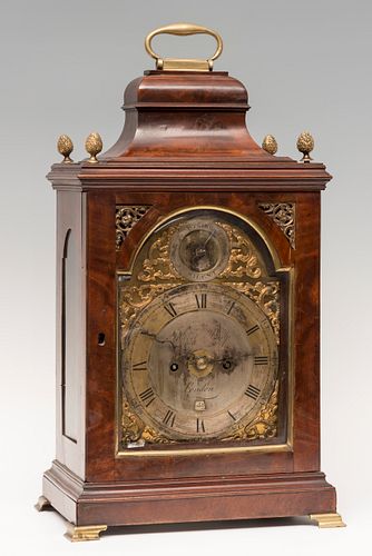 Bracket-style desk clock; England, 18th century. 
Wood core, bronze frames and mahogany veneer. 
Robert Philip. Signed on the dial.