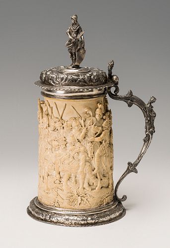 Tankard; Germany, 18th century.
Ivory and silver.
With contrasts on the reverse of the base.