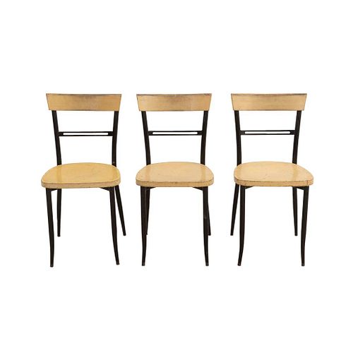 3 sillas. SXX. Elaboradas en metal color negro y madera. Con respaldos semiabiertos, fustes y soportes tubulares.