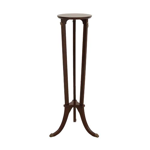 Pedestal. SXX. Talla en madera. Con cubierta circular, fustes lisos, chambrana en "Y" y soportes tipo garra con casquillo de metal.