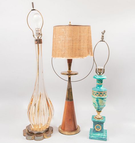 Lote de 3 lámparas de mesa. SXX. Elaboradas en cristal tipo Murano, latón y mármol. Diseños orgánicos. Para una luz.