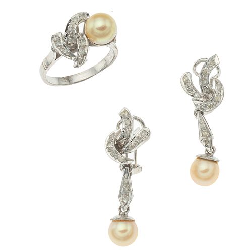 Anillo y par de aretes vintage con perlas cultivadas y diamantes en plata paladio. Talla anillo: 6 ¾. Aretes con poste y raqueta...