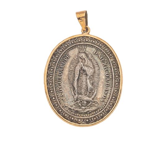 Pendiente con medalla imagen de la Virgen de Guadalupe. Bisel en oro amarillo de 14k. Peso: 13.8 g.