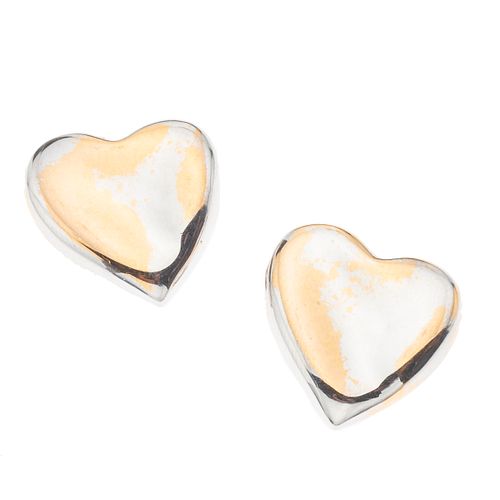 Par de aretes huecos en oro blanco y amarillo de 14k. Diseño de corazón. Peso: 7.8 g.
