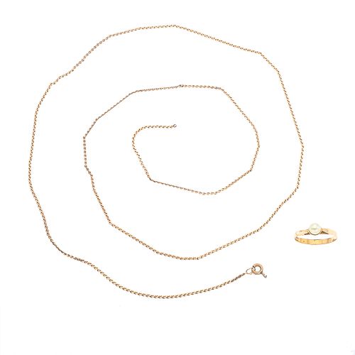 Collar y anillo con perla en oro amarillo de 8k y 14k. 1 perla cultivada de 3 mm. Talla: 5. Peso: 4.8 g. Collar roto.