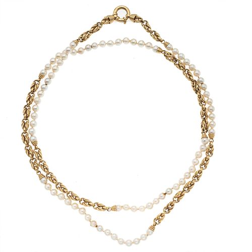 Collar con perlas en oro amarillo de 14k. 79 perlas cultivadas color blanco de 6 mm. Diseño de doble eslabón. Peso: 83.2 g.