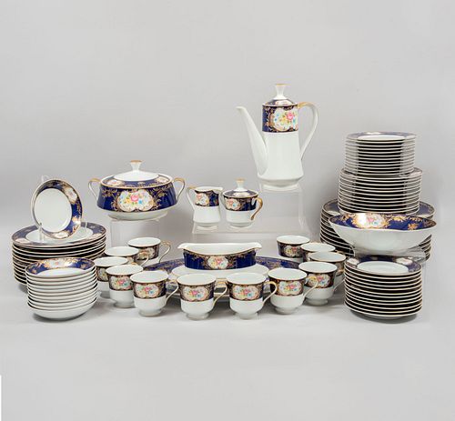 Servicio de vajilla. Japón. SXX. Elaborada en porcelana china. Marca The Royal Collection. Modelo Elizabeth. Para 12 personas.