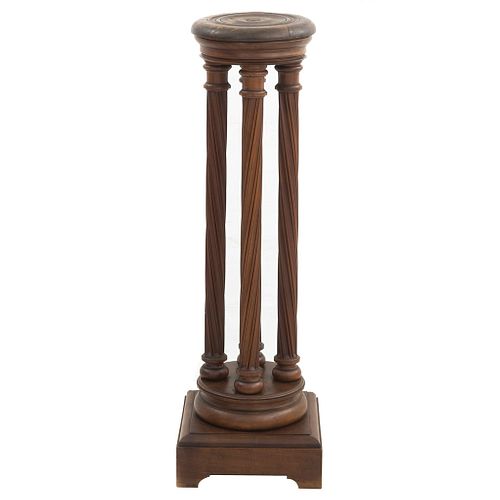Pedestal. Francia. Siglo XX. En talla de madera de nogal. Con cubierta circular, fuste a manera de columna dórica.