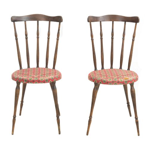 Par de sillas. Francia. SXX. Talla en madera de roble. Con respaldos tipo barandilla, asientos en tapicería floral y soportes lisos.