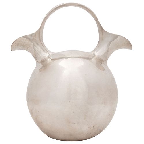 JUG WITH TWO PEAKS, SILVER, TANE MEXICO, 20TH CENTURY Weight: 752 g 9.4" (24 cm) in height