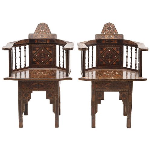 PAIR OF ARMCHAIRS EARLY 20TH CENTURY Moroccan style In carved wood with geometric inlay 90 cm high