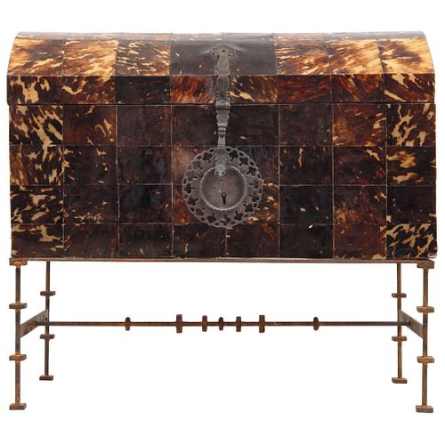 TRUNK 19TH CENTURY Made of wood with tortoiseshell plates. With fittings and forged metal sheet. 29.9 x 32.6" (76 x 83 cm)