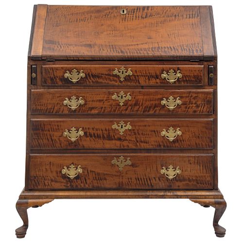 QUEEN ANNE DESK USA 19TH CENTURY Made of maple veneered wood. 43.3 x 36.2" (110 x 92 cm)