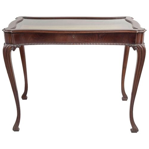 SHOWCASE TABLE EARLY 20TH CENTURY In carved wood with rectangular cover and glass. 27.5 x 34.6 x 23.6" (70 x 88 x 60 cm)