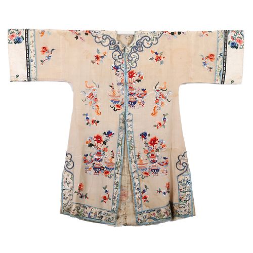 A WHITE-GROUND EMBROIDERED FLORAL LADY'S ROBE