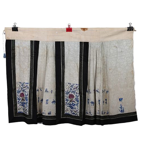A WHITE-GROUND EMBROIDERED FLORAL SKIRT