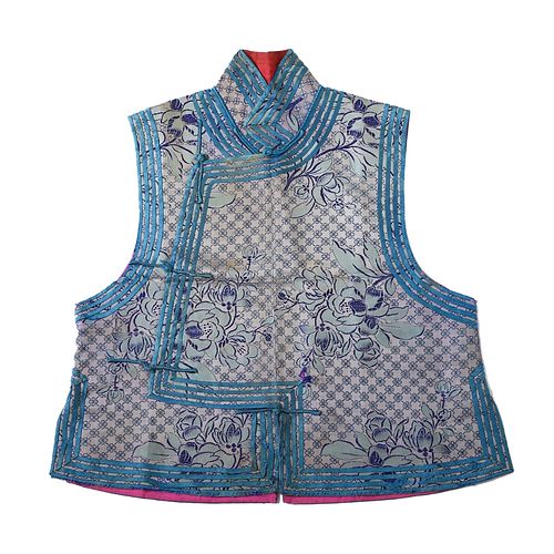 A WHITE-GROUND FLORAL EMBROIDERED VEST