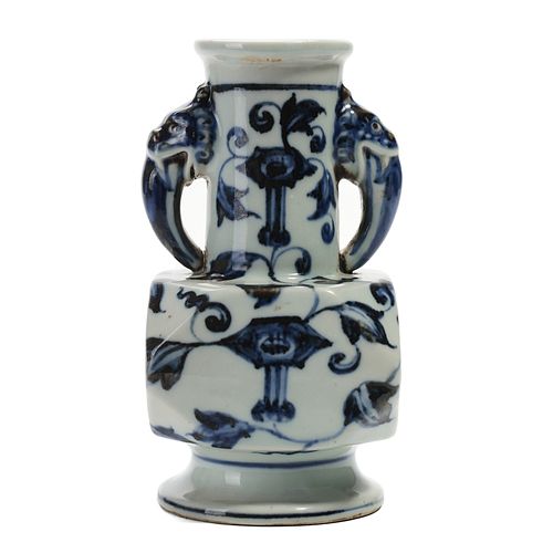 A BLUE AND WHITE 'LOTUS' VASE WITH HANDLES