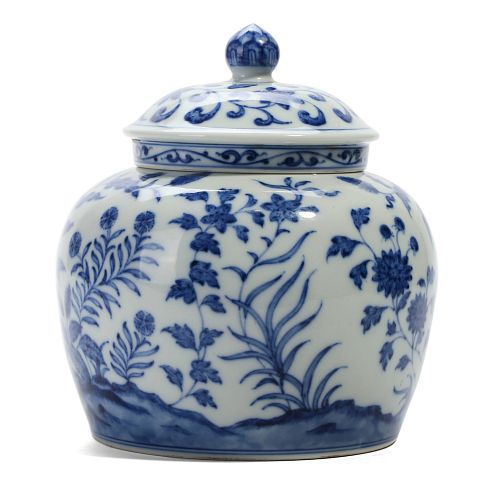 A BLUE AND WHITE FLORAL JAR AND COVER