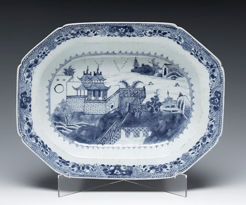 Fountain. China, 18th century.
In blue and white porcelain.