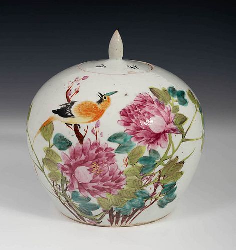 Pot with lid. China, late 19th century.
Glazed porcelain.