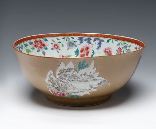 Familia Rosa bowl for the export market. China, 18th century.
Glazed porcelain.
Stamped at the base.