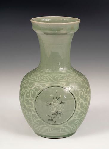 Celadon vase. China, late 19th-early 20th century.
Celadon glazed ceramic.
Stamped at the base.
