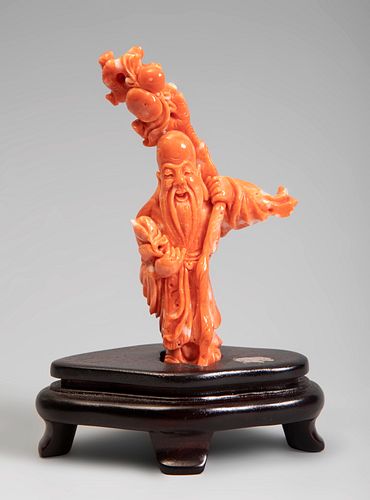 Fuhurokuju. China, 20th century.
Coral.
Wooden base.
Weight: 116 gr (with base).
