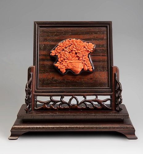 Table screen. China, 20th century.
Frame in ebonized wood. Central medallion in coral.
Removable.