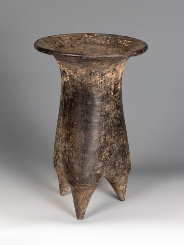 Li-type tripod vessel. China, late Neolithic, 6500-1600 BC).
Decorated pottery.
