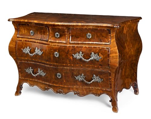 Important chest of drawers "en tombeau". Mallorca, mid-18th century.
"Ullastre" wood, silver bronze and linen cloth.