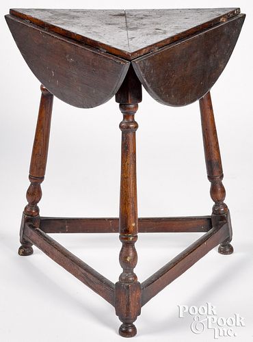 English William and Mary oak drop-leaf tap table