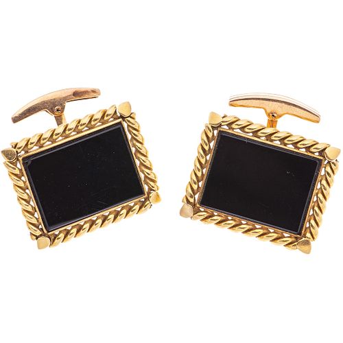 PAIR OF CUFFLINKS WITH ONYX IN 18K AND 10K YELLOW GOLD With onyx applications  Weight: 21.8 g