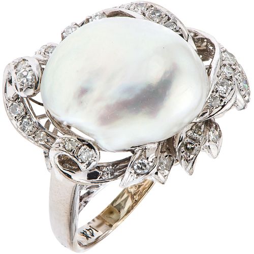 RING WITH CULTURED PEARL AND DIAMONDS IN 12K WHITE GOLD White pearl, 8x8 cut diamonds ~0.30 ct. Weight: 7.8 g. Size: 9