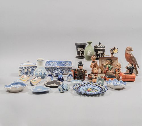 Lote de 25 artículos decorativos. Diferentes orígenes y diseños. Siglo XX. Elaboradas en cerámica vidriada, porcelana Goebel, otros.