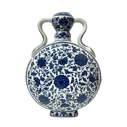 Blue and white garlic head Chinese vase