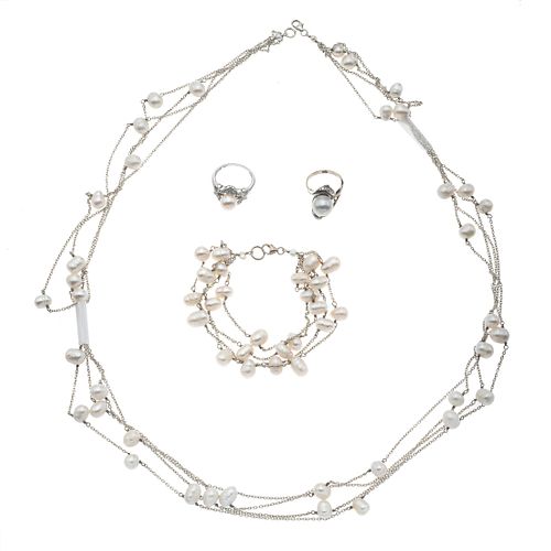 Collar, pulsera y dos anillos con perlas cultivadas color blanco en plata .925. Peso: 62.5 g.
