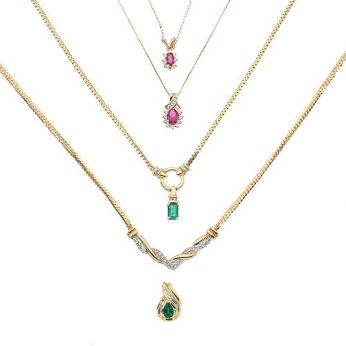 Dos pendantiff, dos collares y tres pendientes con esmeralda, rubíes, diamantes y simulantes en oro amarillo 10k y 14k. 2 rubíes.