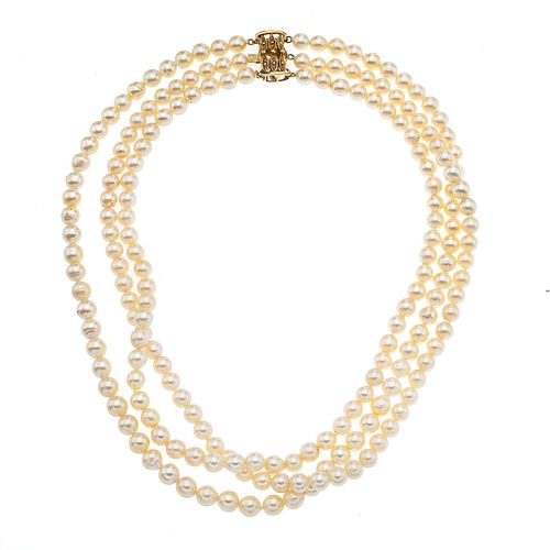 Collar de 3 hilos con perlas y broche en plata dorada .925. 190 perlas cultivadas color crema de 5.5 mm. Peso: 94.8 g.