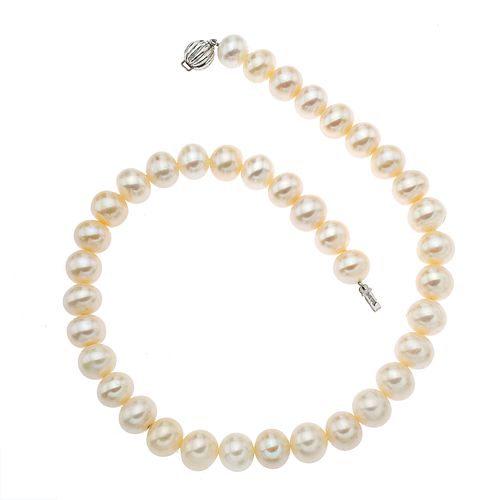 Collar de un hilo de perlas con broche en plata .925. 38 perlas cultivadas color blanco de 10 a 12 mm. Peso: 85.7 g.